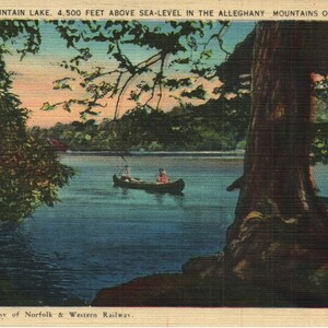 Vintage Linen Postcard Mountain Lake 4500 Pieds au-dessus du niveau de la mer dans les montagnes Alleghany de Virginie années 1940