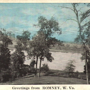 Saudações de cartão postal vintage pré-linho de Romney West Virginia, década de 1920