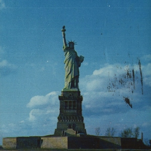 vintage Chrome Carte postale Statue de la Liberté NYC New York années 1950 Liberty Island
