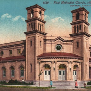 Könnte beinhalten: Eine alte Postkarte, die die First Methodist Church in Alameda, Kalifornien, zeigt. Die Kirche ist ein großes Gebäude aus Ziegeln mit zwei hohen Türmen und einem roten Ziegeldach. Die Postkarte enthält die Adresse: Central Avenue und Oak Street.
