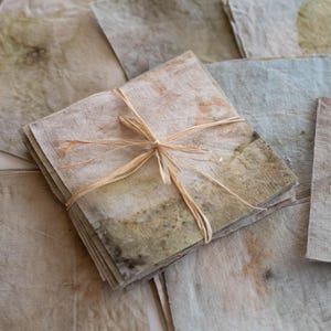 Plantaardig geverfde linnen stofresten – vierkantjes van 4x4 cm voor sashiko, boro patchwork, slow stitch en reparaties.