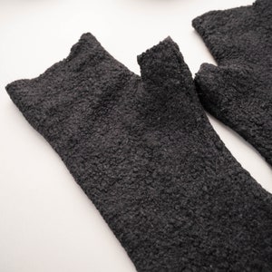 Mitaines noires pour femme Manchettes en laine faites main Mitaines en laine feutrée sans couture Cadeau d'anniversaire pour tante image 10