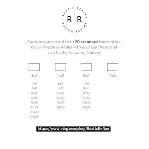 Op de afbeelding: Een witte achtergrond met zwarte tekst die luidt: "Onze prints zijn zo geformatteerd dat ze in 20 standaardlijstformaten passen. Je ontvangt 4 bestanden met je aankoop die in de volgende lijsten passen:" Er zijn vier kolommen met getallen die lijstformaten voorstellen. De eerste kolom is gelabeld "3x2" en bevat de volgende formaten: 4x6, 6x9, 8x12, 10x15, 12x18, 16x24, 20x30, 24x36. De tweede kolom is gelabeld "4x3" en bevat de volgende formaten: 6x8, 9x12, 12x16, 15x20, 18x24, 24x32. De derde kolom is gelabeld "5x4" en bevat de volgende formaten: 4x5, 8x10, 12x15, 16x20, 20x25, 24x30. De vierde kolom is gelabeld "7x5". Onder de tabel staat een link naar de Etsy-winkel: https://www.etsy.com/shop/RusticRefine