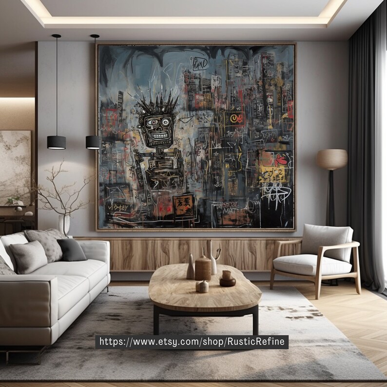 Puede incluir: Una gran pintura abstracta con una figura en blanco y negro en el centro. La figura tiene una corona y una cara de calavera. El fondo es una mezcla de gris, azul y amarillo con varios textos y s&iacute;mbolos. La pintura est&aacute; colgada en una pared de una sala de estar moderna.