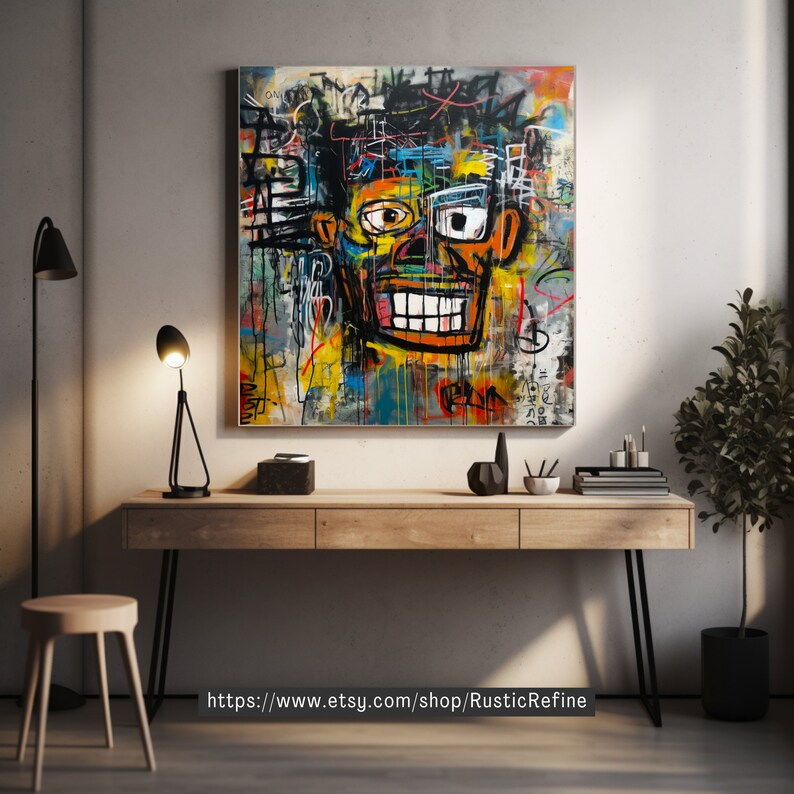 Op de afbeelding: Abstracte schilderij van een kleurrijk gezicht met zwart haar en een witte achtergrond. Het gezicht is geschilderd in een stijl die doet denken aan Jean-Michel Basquiat. Het schilderij hangt aan een muur boven een houten bureau met zwarte metalen poten.