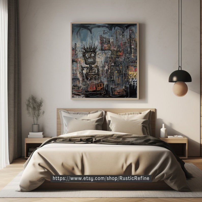 Puede incluir: Un dormitorio beige con una gran pintura abstracta sobre la cama. La pintura presenta una figura negra con una corona y un fondo de paisaje urbano. La cama tiene una cabecera beige y un edred&oacute;n blanco.