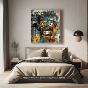 Op de afbeelding: Een kleurrijk abstract schilderij van een gezicht met een felgele achtergrond en zwarte, witte, blauwe, rode en groene accenten. Het schilderij is ingelijst in een houten lijst en hangt aan een muur in een slaapkamer.