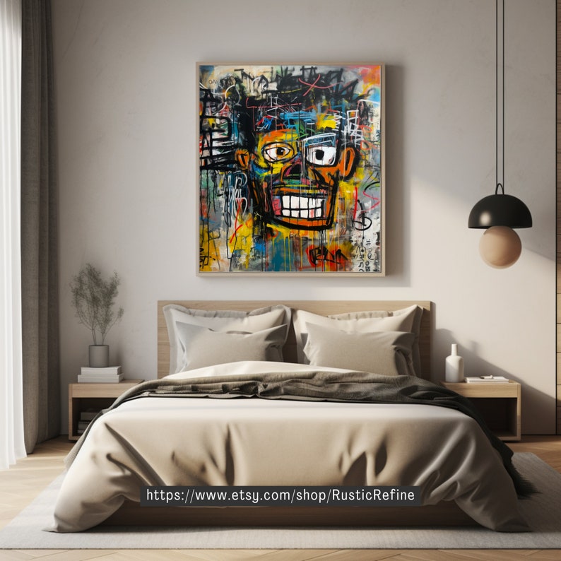 Op de afbeelding: Een kleurrijk abstract schilderij van een gezicht met een felgele achtergrond en zwarte, witte, blauwe, rode en groene accenten. Het schilderij is ingelijst in een houten lijst en hangt aan een muur in een slaapkamer.