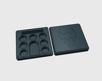 Archivos STL de D&D Dice Box con soporte en miniatura, soporte para teléfono y tapas de 15 clases. Caja de dados imprimible en 3D