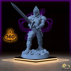 Könnte beinhalten: Eine graue 3D-gedruckte Miniatur eines Fantasy-Kriegers in Rüstung, der ein Schwert hält. Die Miniatur steht auf einem runden Sockel mit einer strukturierten Oberfläche. Die Miniatur ist vor einem violetten Hintergrund platziert.