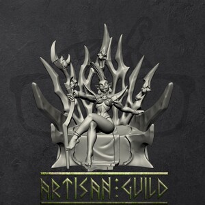 Könnte beinhalten: Eine graue, 3D-gedruckte Miniatur einer weiblichen Elfe, die auf einem Thron aus scharfen, stacheligen Ästen sitzt. Die Elfe trägt einen Lendenschurz und hält einen Stab. Der Thron ist mit Schädeln und anderen knochenartigen Elementen verziert.