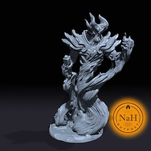 Op de afbeelding: Een grijze, gedetailleerde miniatuur van een humanoïde figuur gemaakt van vlammen en rook. De figuur houdt een zwaard in de ene hand en heeft een vloeiende cape. De miniatuur staat op een ronde basis.