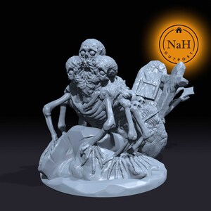 Puede incluir: Una miniatura impresa en 3D de una criatura esquelética con múltiples cabezas y extremidades, posada sobre una base rocosa. La criatura tiene una estructura ósea detallada y parece estar arrastrándose o atacando.