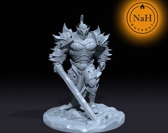 以下が含まれることがあります： 完全なプレートアーマーを着た戦士のグレーの3Dプリントミニチュアで、剣を持っています。戦士はスパイクのついたヘルメットと角のある紋章を持っています。ミニチュアは丸いベースの上に立っています。