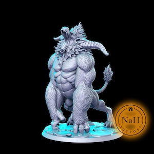 Puede incluir: Una miniatura impresa en 3D de color gris de una criatura monstruosa con cabeza de lobo, cuerpo musculoso y cola larga. La criatura está de pie sobre una base circular con una superficie texturizada.
