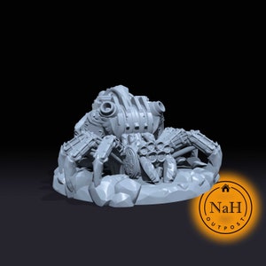 Könnte beinhalten: Ein detailliertes, graues 3D-gedrucktes Modell einer mechanischen Spinne mit mehreren Beinen und einem großen, runden Körper. Die Spinne steht auf einem felsigen Sockel.