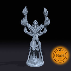 Könnte beinhalten: Eine graue 3D-gedruckte Miniatur einer Kapuzenfigur mit vier Armen, die jeweils eine Flamme halten. Die Figur steht auf einem runden Sockel.