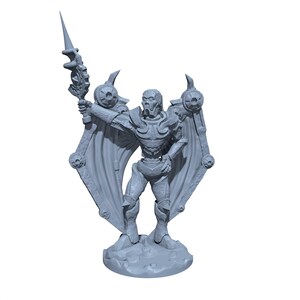 Puede incluir: Figura gris de un guerrero sosteniendo un arma en forma de lanza. La figura está vestida con armadura, capa y detalles de calaveras. La figura está de pie sobre una base rocosa.