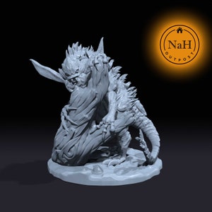 Op de afbeelding: Een grijs 3D-geprint miniatuur van een wezen met een stekelige rug en staart, dat zich met zijn klauwen aan een boomstam vastklampt. Het wezen heeft een groot hoofd met scherpe tanden en een lange, puntige snuit.