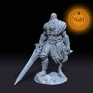 Könnte beinhalten: Eine graue 3D-gedruckte Miniatur eines Kriegers mit einem langen Schwert und einem Bart. Der Krieger trägt eine Rüstung und einen Umhang. Die Miniatur steht auf einem felsigen Sockel.