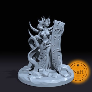 Pode incluir: Miniatura impressa em 3D cinza de uma demônio feminina com chifres, segurando um pergaminho com escrita. A demônio está vestindo uma túnica e tem uma caveira no peito. A miniatura está em pé sobre uma base rochosa.