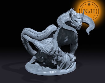 以下が含まれることがあります： グレーの3Dプリントされたミニチュアで、ドラゴンが小さな生き物を攻撃しています。ドラゴンは長い尻尾、角、翼を持っています。小さな生き物は背中に横たわっており、足は空中です。ミニチュアは丸い台座の上に置かれています。