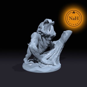 Puede incluir: Una miniatura gris de una criatura monstruosa impresa en 3D, encaramada en un tocón de árbol. La criatura tiene una apariencia reptiliana con piel texturizada y garras afiladas.