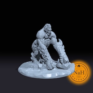 Puede incluir: Una miniatura gris impresa en 3D de una criatura monstruosa, similar a un gorila reptiliano con garras y dientes afilados. La criatura está en posición agachada, lista para atacar. La miniatura está colocada sobre una base circular con textura rocosa.