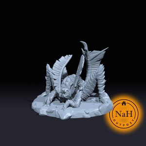 Op de afbeelding: Een grijs 3D-geprint miniatuur van een wezen met stekelige vleugels en poten, staand op een rotsachtige basis. Het wezen heeft een groot hoofd met een gapende bek en scherpe tanden. Het miniatuur is geprint in lichtgrijs en is ongeveer 5 cm hoog.