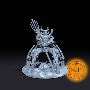Puede incluir: Una miniatura impresa en 3D en gris de una criatura con un casco con cuernos, sosteniendo un tridente y de pie sobre una base con un diseño de araña. La miniatura está impresa en gris claro y tiene un diseño detallado.