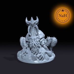 Op de afbeelding: Een grijs 3D-geprint miniatuur van een monsterlijk wezen met een kroon, tentakels en klauwen. Het wezen zit op een rotsachtige basis.