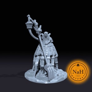 Könnte beinhalten: Eine graue, detaillierte, 3D-gedruckte Miniatur einer mechanischen Kreatur mit einer Laterne an einem langen Arm. Die Kreatur hat einen humanoiden Torso mit einem großen Kopf und vier dünnen Beinen. Die Kreatur steht auf einem runden Sockel.