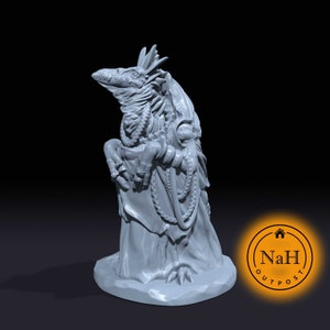 Puede incluir: Una miniatura impresa en 3D de color gris de una criatura parecida a un pájaro que lleva una túnica y sostiene un bastón. La miniatura está de pie sobre una base circular.