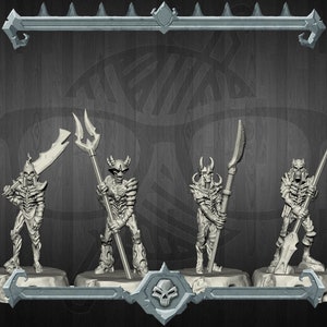 Puede incluir: Cuatro figuras esqueléticas en miniatura con cuernos y armadura, cada una sosteniendo un arma diferente, incluyendo una espada, una lanza y un hacha. Las figuras están pintadas de color gris y están de pie sobre pequeñas bases.