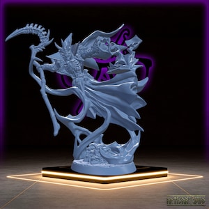 Op de afbeelding: Een gedetailleerd, wit, skeletachtig figuur met een lange, gebogen staf en een vloeiende cape. Het figuur staat op een basis met een draaiend, organisch ontwerp. Het figuur is geposeerd in een dramatische, dynamische pose, met de staf hoog gehouden en de cape die achter hem waait.