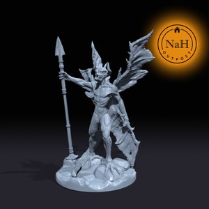 Puede incluir: Una miniatura impresa en 3D de color gris de una criatura humanoide alada que sostiene una lanza. La criatura tiene una apariencia reptiliana con garras y dientes afilados. La miniatura está en una postura dinámica, con las alas de la criatura extendidas.