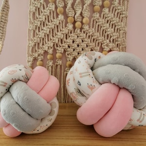以下が含まれることがあります： 花柄のピンクとグレーの結び目のある枕のおもちゃと、花柄のグレーと白の結び目のある枕のおもちゃの2つ