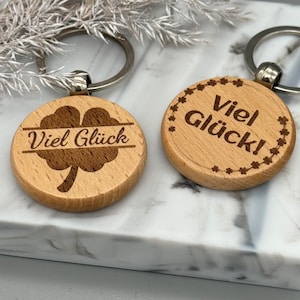 Gelukssleutelhanger, houten sleutelhanger met geluksbrenger, klavertjevier cadeau, gegraveerde gelukssleutelhanger, gefeliciteerd