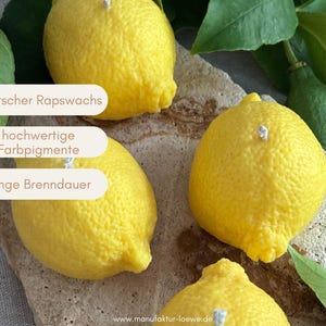May include: Four yellow lemon-shaped candles with textured surfaces and white wicks are arranged on a stone surface. The image includes text that reads "deutscher Rapswachs", "hochwertige Farbpigmente", and "lange Brenndauer".