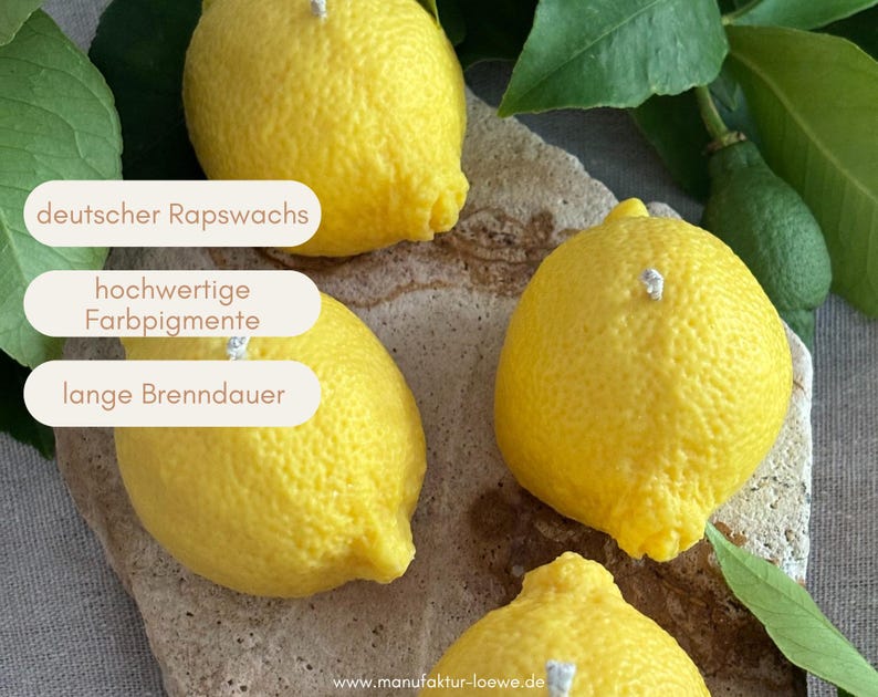 May include: Four yellow lemon-shaped candles with textured surfaces and white wicks are arranged on a stone surface. The image includes text that reads "deutscher Rapswachs", "hochwertige Farbpigmente", and "lange Brenndauer".