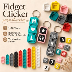 Op de afbeelding: Een collectie aanpasbare fidget clicker sleutelhangers met vierkante plastic modules in diverse kleuren. De modules tonen letters, cijfers en symbolen zoals hartjes, sterren, smileys, strikjes en koffiekopjes. Inclusief metalen ringen.