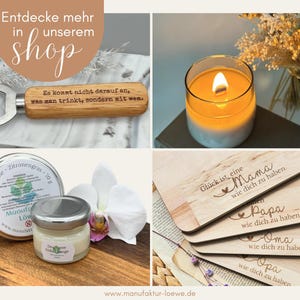 May include: A collage of products including a wooden bottle opener with engraved text, a lit candle in a glass, a jar of cream, and wooden cutting boards with engraved text. The text "Entdecke mehr in unserem Shop" is at the top.
