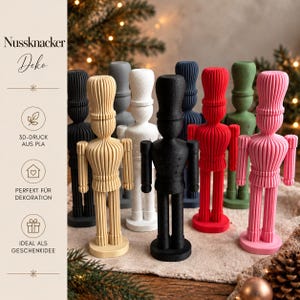 Può includere: Una collezione di otto statuette di schiaccianoci in piedi in vari colori solidi, tra cui nero, beige, bianco, rosso, verde e rosa. Ogni schiaccianoci presenta una texture verticale a coste, un cappello alto e una base circolare, disposti in file.