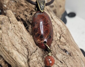 Pendentif en jaspe bréchique avec pendule, étrier en laiton martelé, cordon en cuir 3 mm, collier