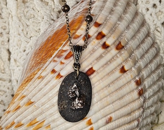 PNW Beach Stone, Morceau de météorite, Chaîne en laiton, Sertissages en laiton, Collier