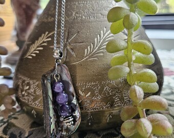 Colliers en nacre d'ormeau et de moule, lapis-lazuli, améthyste et chaîne en laiton
