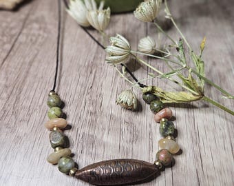 Collier en cuivre martelé, unakite, pierres roulées et perles d'espacement en laiton