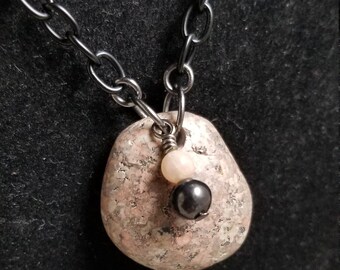 Collier en granit rose, granit blanc, shungite, rhodonite, pierre de lune pêche
