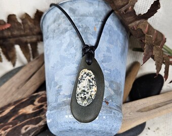 Pierres PNW, couches de pierre, granit, pierres brunes, collier à pendentif