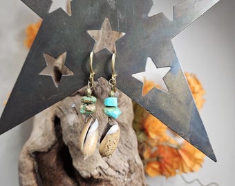 Boucles d'oreilles créoles Huggie, ornées de coquillages, de turquoise et de perles fantômes (perles de genévrier).